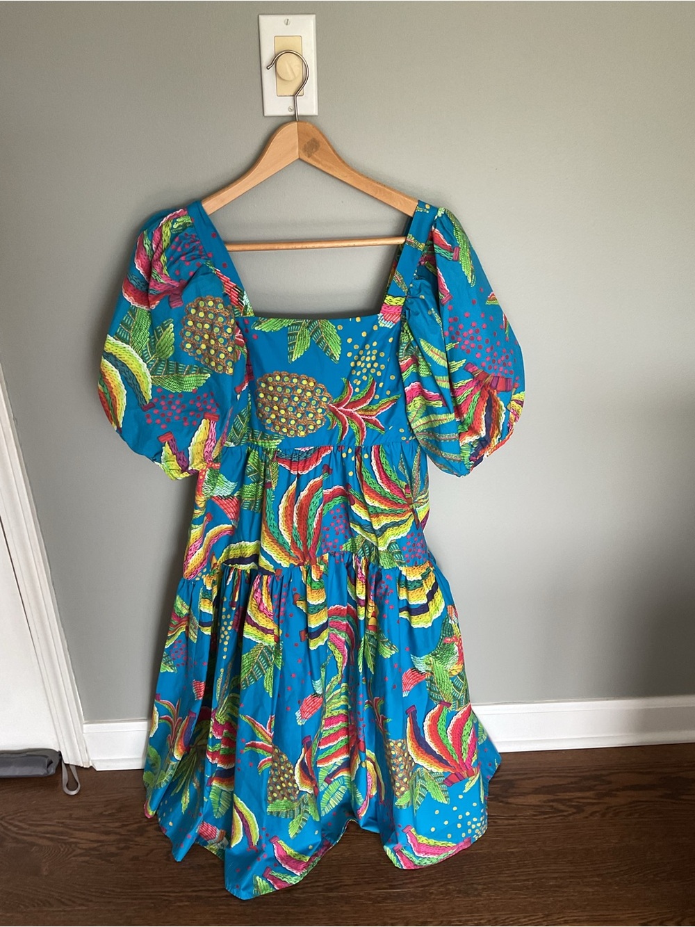 FARM Rio Teal Pineapple & Tropical Leaf Puff-Sleeve Dress
Zipper on the side